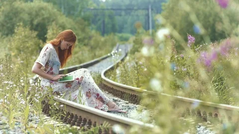 Girl uses a tablet computer. Видео 78662850