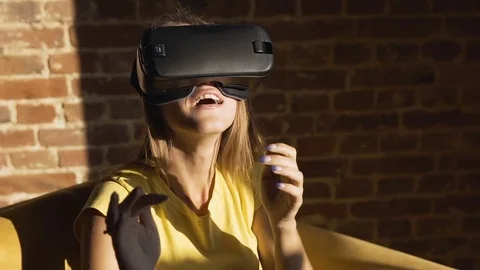 Girl Uses Virtual Reality Glasses Видео 80678122
