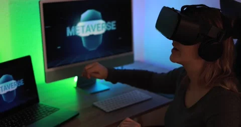 Girl using augmented reality futuristic glasses - New metaverse technology Vidéo 172065156