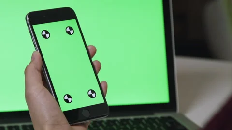 Girl Using  a green screen iphone and macbook pro Видео 59767043