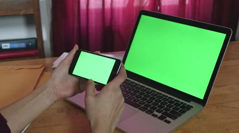 Girl Using green screen iphone and macbook pro Video stock 59773901