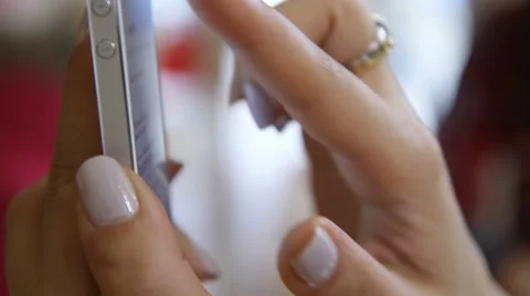 Girl using iPhone 库存影片 40649620