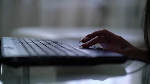 The girl is using a laptop closeup 库存影片 85231984