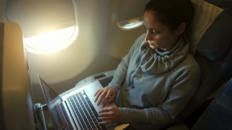 Girl using laptop while is sitting in plane Video stock 109570764