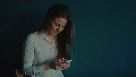 Girl Using A Mobile Phone Stockbeeldmateriaal 76874997