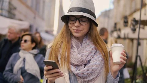 Girl Using Phone while Walking 库存影片 81013809
