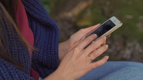 Girl is using the smartphone. The hand in a close-up 库存影片 113937565
