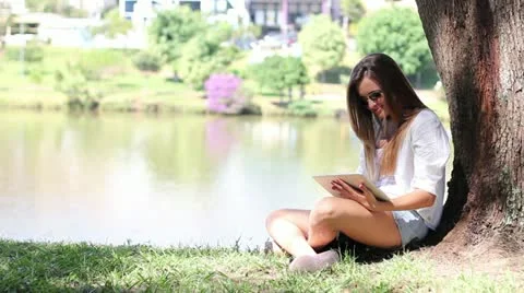 Girl using tablet Video stock 20460890