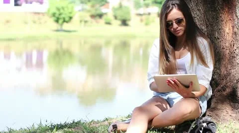 Girl using tablet Video stock 20460919