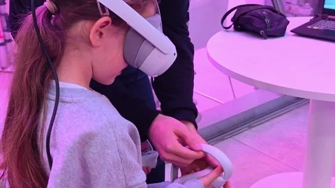 Girl using virtual reality glasses as part of information technology lesson. Video stock 310567772