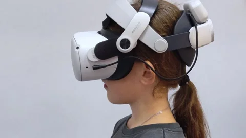 Girl using virtual reality glasses as part of information technology lesson. Stock-Footage 315451254