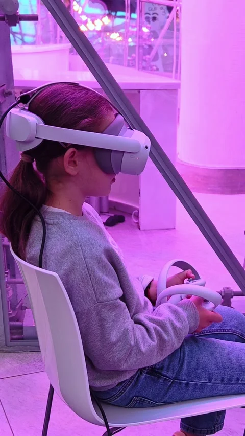 Girl using virtual reality glasses as part of information technology lesson. 스톡 동영상 345896022