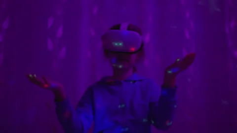 Girl Using Virtual Reality Headset And Looking Around At Interactive Techno.. Stock-Footage 311052601