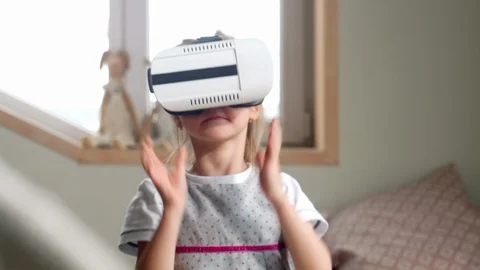 Girl Using VR Goggles at Home Vidéo 101041682