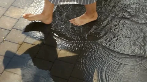 Girl walking barefoot through puddles Vidéo 8564604