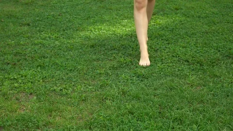 The girl is walking on the grass 動画素材 89901589