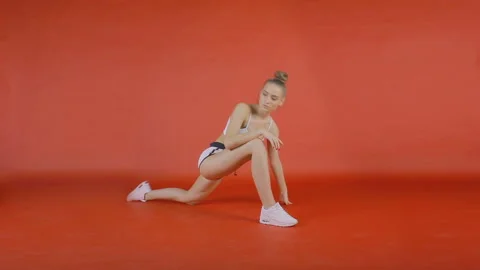 The girl is warming up, flexing joints 스톡 동영상 85708339