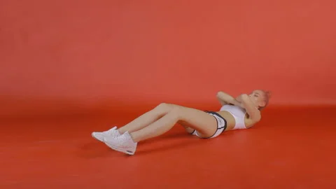 The girl is warming up, flexing joints 스톡 동영상 85711533