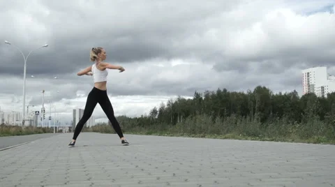 Girl warming up before jogging Stockbeeldmateriaal 67406210