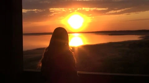 Girl watching the sunset Video stock 40054624