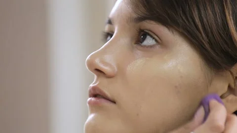 Girl by which do a make-up Vidéo 93573813