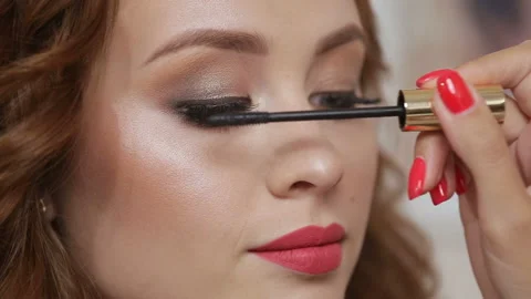 Girl by which do a make-up Stock-Footage 93690099