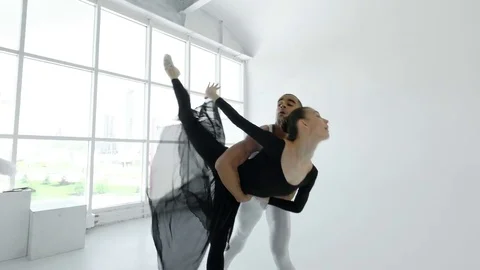 Girl in white and a guy in black dancers rehearse performance in a ballet school Vídeos de archivo 77210415