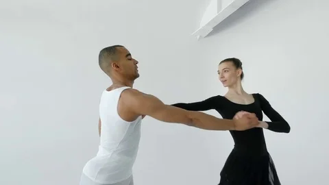 Girl in white and a guy in black ballet dancers beautifully dance in white Vídeos de archivo 77210494