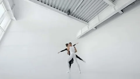 Girl in white and a guy in black ballet dancers beautifully dance in white Vídeos de archivo 77213339