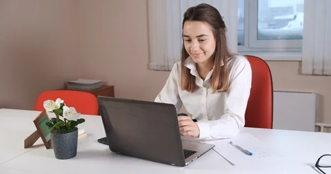 Girl work in office, computer, picks up phone, calls, listens to dial tone Stock Footage 122904546