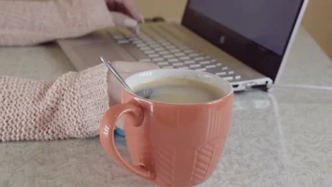 The girl is working at the computer Vídeo Stock 95254176