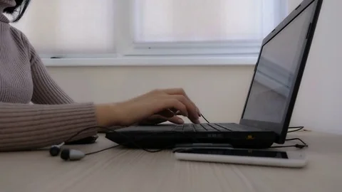 Girl working on computer in light room .Ofis. Stock Footage 73062990