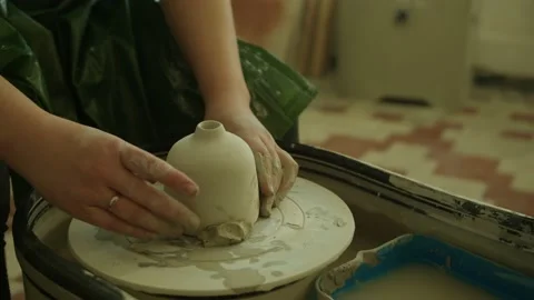 Girl working in her workshop pottery studio 库存影片 234877363