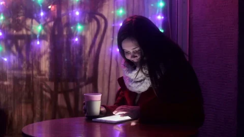 Girl working on tablet drinking tea Stockbeeldmateriaal 71585182