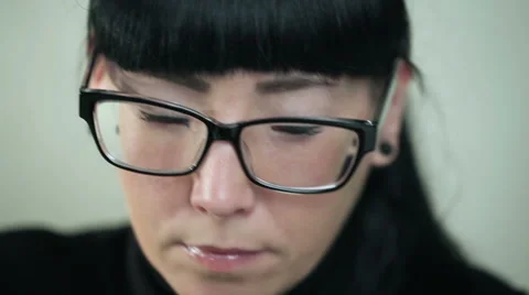 The girl works at the computer Vídeo Stock 60230255