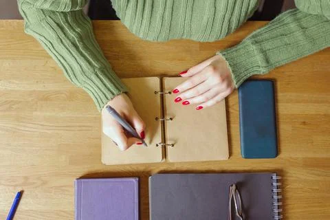 Girl writes down a summary of the training session in a notebook. Foto stock
