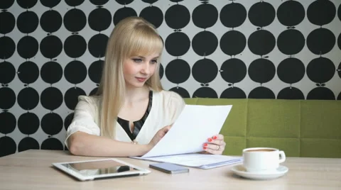 Girl writes text on paper sheets Vidéo 68211497