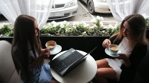 Girls 2 库存影片 12051231