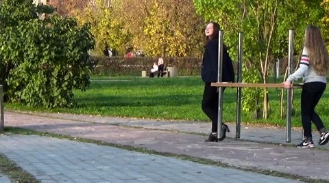 Girls bear the table in the park Stockbeeldmateriaal 55263729