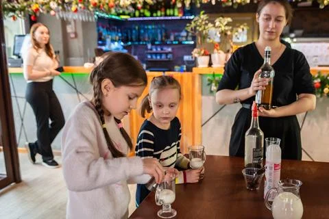 Girls at a culinary workshop on making a refreshing milkshake in a restaurant. Foto stock