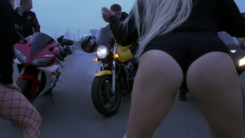 Japanese girls twerking