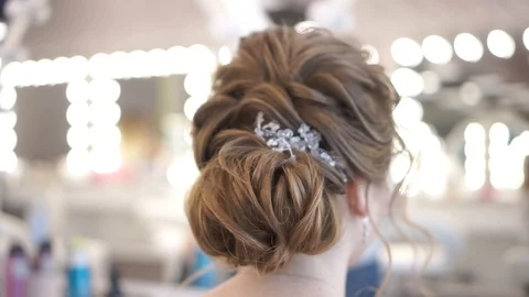Girls do make-up and cool hairstyles. Stock Footage 111287734