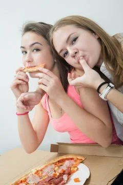Girls eats pizza Фото