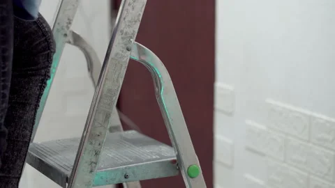 The girl's foot steps on a stepladder 스톡 동영상 166609545