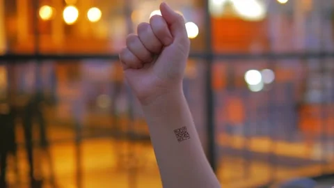 Girl’s hand with a QR code on her wrist Stockbeeldmateriaal 134634412