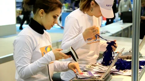 Girls with laser scanner Stock Footage 666554