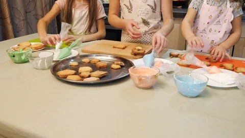 Girls preparing to decorating the biscuits. Stock-Footage 85889081