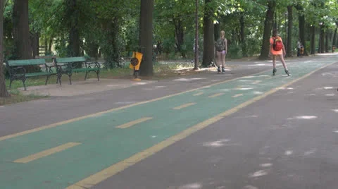 Girls with rollerblading in the park. Vídeos de archivo 24228046