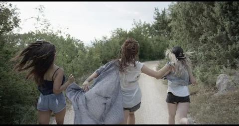 Girls running 스톡 동영상 98741005