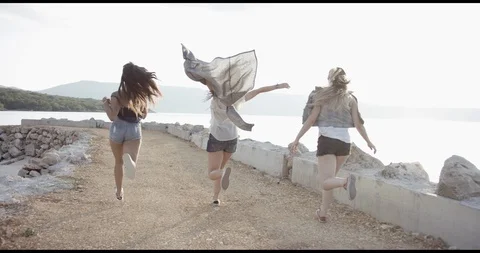 Girls running 스톡 동영상 98742071